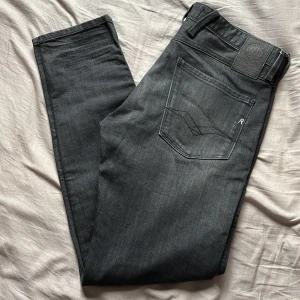 Replay Anbass - Hej! Säljer dessa feta replay jeans i modellen Anbass! 🤩🔥 Storlek: W|32 L|32📏 Färgen är svart med en stilren urtvättning så är lite gråare på vissa ställen! Själv tycker jag det är en fin detalj men det är upp till dig!🤝 Riktigt feta nu till hösten🔥🍂