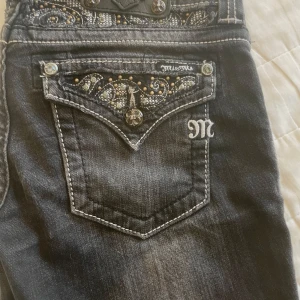 Svarta miss me jeans  - Jätte snygga straight miss me jeans som knappt är använda. Som jag tyvärr måste sälja då dom är lite för stora 💕💕priset går att diskuteras