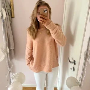 Persikofärgad tröja från By Malene Birger - Säljer en supermysig persikofärgad tröja från By Malene Birger. Den är i mycket bra skick och perfekt för höst och vår. Tröjan är långärmad och har en loose passform, vilket gör den extra bekväm. Materialet är en blandning av alpacka, nylon och elastan, vilket ger en mjuk och skön känsla. 