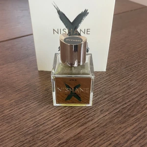 Nishane ANI X - Nishane ANI X, 85/100ML kvar ungefär, box & tillbehör finns. Nypris runt 3-4 tusen kronor. Säljer för 1,900kr