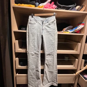 Ljusblå bootcut jeans - Weekday jeans i modell Flame i ljusblå tvätt. Nästan oanvända och i lite stretchigt material. Sjukt smickrande passform. 