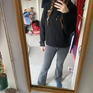 Gråa jeans  - Säljer dessa super snygga gråa jeans som är knappt använda. Säljer då dem är för små för mig. Dem har inga defekter. Skriv för mer information! 😊
