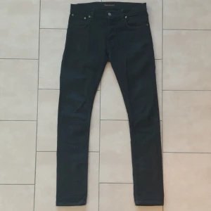 Svarta Nudie Jeans 31/34 -  Svarta jeans från Nudie. Nypris 1400kr. Inga defekter. Jeansen har passformen slim-fit och storleken w31/l34. Hör av er vid fundering! 😇