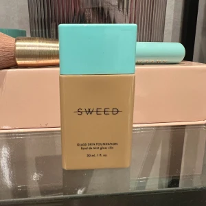 Glass Skin Foundation - Glass Skin Foundation 12 ml nr 07.. Endast testad så helt ny 😊