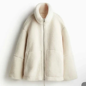 Teddyjacka  - Teddyjacka från hm. Köpt för ca 1 månad sedan så i fint skick 