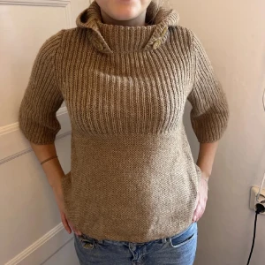 Stickad hoodie  - As snygg stickad trekvartsärm hoodie!!🧡🧡