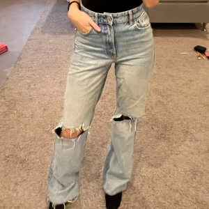 Zara jeans - Jättefina jeans från Zara! Storlek 34 men jag skulle säga de e lite större i storleken. (Passar mig som är 36)