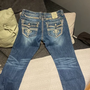 Rock revival jeans - Storlek 33, inte använd och i bra skick. Kontakta vid frågor, pris går att diskuteras.