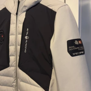 Sail Racing Antartica Hybrid Hooded Jacket - Storlek Small Nyskick 