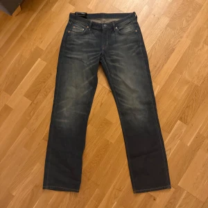 Weekday Arrow Mörkblå jeans - Helt nya Weekday Arrow Low Straight jeans med lapp på, mörkblå i snygg tvätt. De är unisex så passar både kvinnor o män. Ångrat köp men hann ej returnera så därav säljs de, storlek 31/34☺️