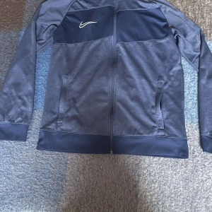 Nike zip - En fin Nike zip i bra skick. L men passar M