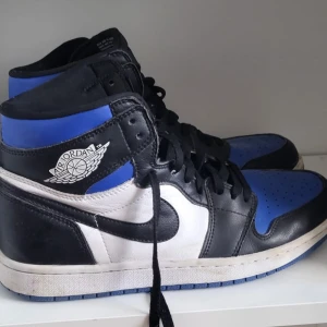Jordans vit/blå/svart. Nike - Andvänd ett par gånger men funkar som vanligt. De har funkat ganska bra, rekommenderar de till alla.