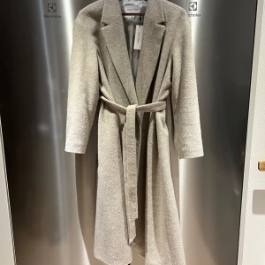 Kappa Calvin Klein - Superfin helt ny kappa från Calvin Klein med lapparna kvar. Drygt 6000 i inköpspris och säljer nu för 2900. Storlek 40/L