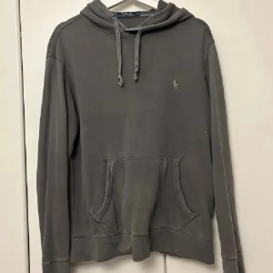 Grå hoodie från Polo Ralph Lauren - Säljer en snygg grå hoodie från Polo Ralph Lauren i storlek S. Den har en klassisk design med en liten broderad logga på bröstet och en praktisk magficka. Perfekt nu under höst och vår. Skön och priset går att diskutera