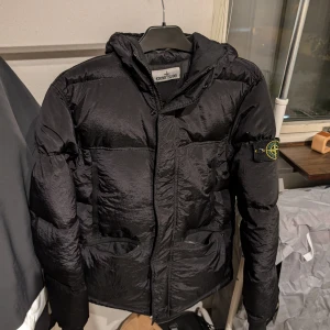 Stone Island vinterjacka  - Storlek: M Färg: Svart Skick: Bra skick Fraktar endast EJ OG