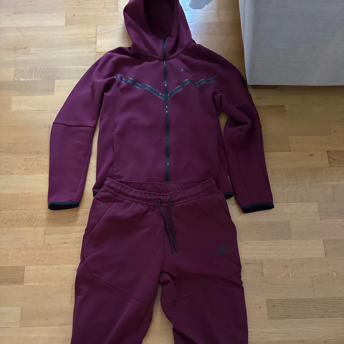 Vinröd hoodie och byxor från Nike