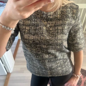 Guldmönstrad t-shirt - Lyxigare t-shirt/topp