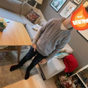 Merinoull hoodie🔥🔥🔥 - En fett merino ull hoodie i färgen grå den passar längden 150-160. Som är en perfekt varm tröja nu i vinter och även till den kommande våren🍂. Vid mer frågor om pass form eller annat så är de bara att fråga🙂