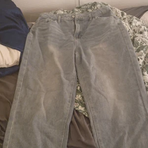 Grå/blå jeans från Dazy x StarSeries - Snygga grå jeans från Dazy x StarSeries i en klassisk straight fit. Aldrig använda tyvärr🫶 väldigt pösiga vid benen men sitter tajtare vid midjan 