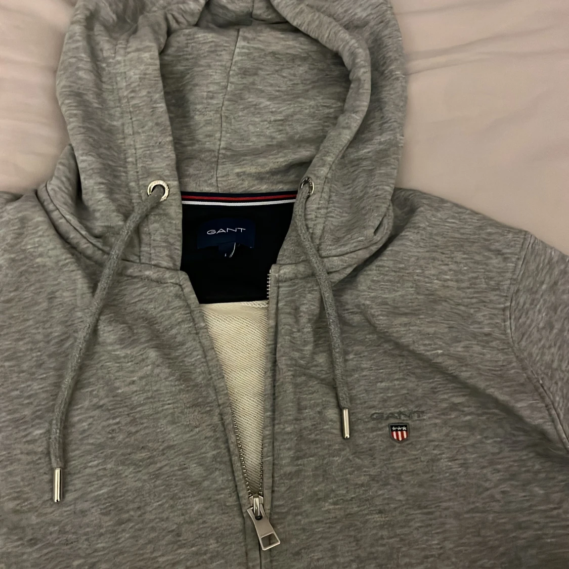 Grå hoodie från GANT - 90