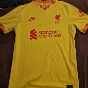Nike Liverpool tröja 21/22 - Säljer Nikes FC Liverpool tröja från 2021/2022. Använd inte så mycket, inga skador på tröjan.