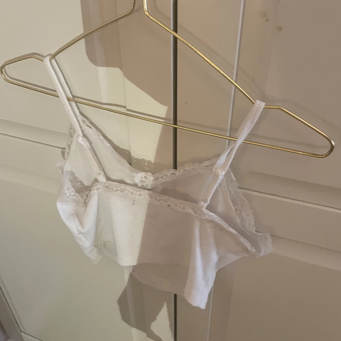 Vit ribbad linnetopp med spetsdetaljer - 90