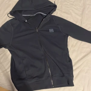 Mörkblå huvtröja från hugo boss - mörk blå zip hoodie från hugo boss fel fritt skick först till kvarn.