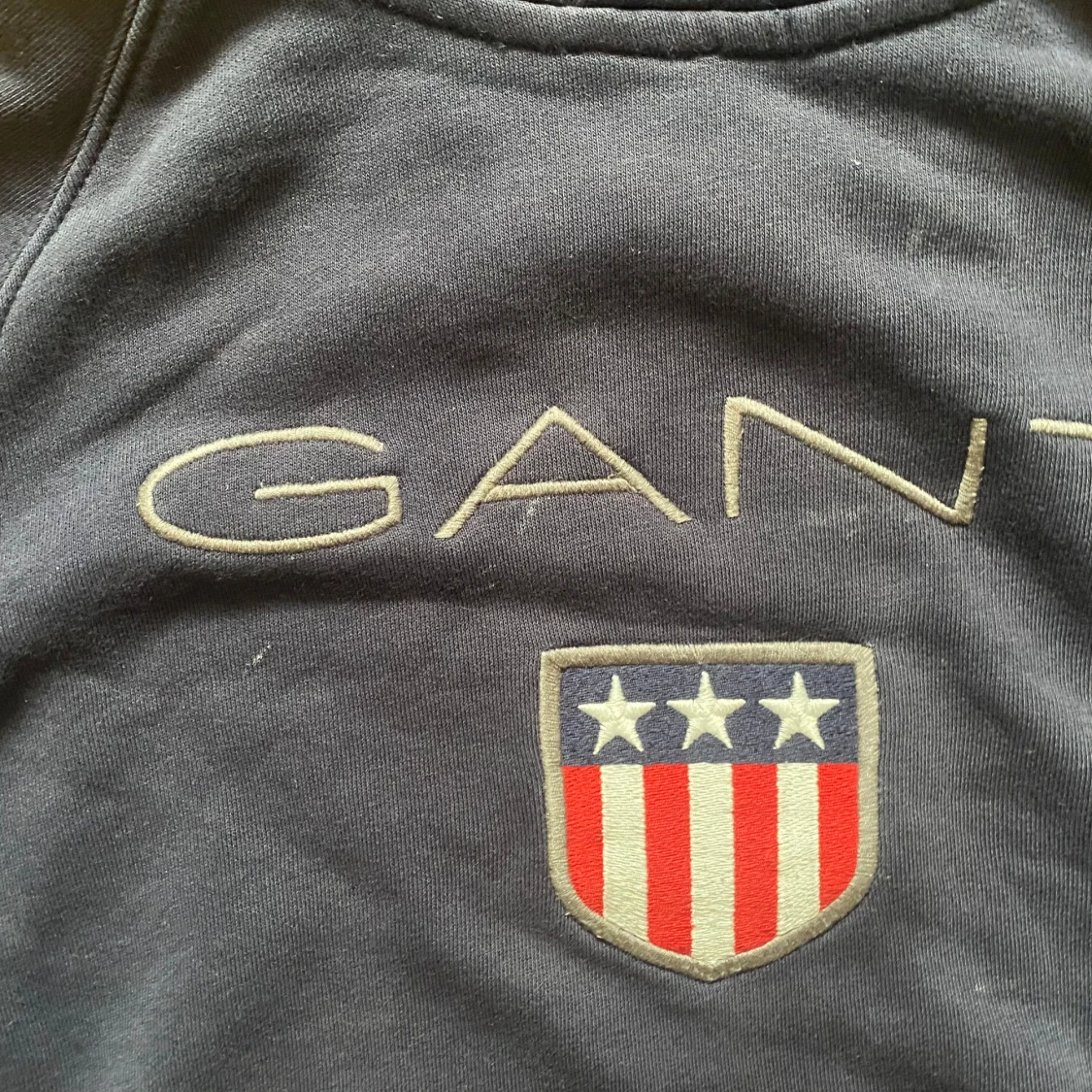 Mörkblå hoodie från GANT - 90