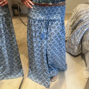 Blå mönstrad långkjol - Snygg blå långkjol från gina young, köpt i somras och den är knappt använd!! Första bilden är lånad!! Skriv för fler bilder💙🩵