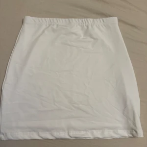 Vit kjol - Säljer en stilren kort vit kjol med elastisk midja. Kjolen passar till alla tillfällen vardag som uppklädd. Oanvänd utan lapp storlek S 🌟