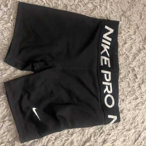 Svarta träningsshorts från Nike - Säljer ett par svarta Nike Pro träningsshorts i storlek barn L passar typ xs-s aldrig andvänt 