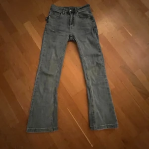 jeans från Zadig Voltaire  - Säljer nu mina fina Zadig jeans, då dem inte kommer till användning. Dem är utsvängda och köptes som de, så jag har inte sytt ut dem där nere som det ser ut som utan de är designat så. Hör av er😊