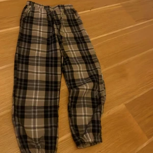 Rutiga pyjamasbyxor  - Snygga rutiga byxor från Shein i jordnära färger. Perfekta för en avslappnad stil med elastisk midja för extra komfort. Passar bra till både vardag och chill.