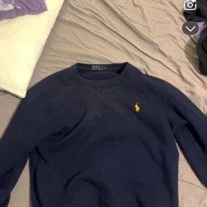 Mörkblå tröja från Polo Ralph Lauren - Säljer en stilren mörkblå tröja från Polo Ralph Lauren 