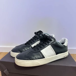 Valentino Flycrew - Extremt schyssta Valentino Flycrew skor i den eftertraktade färgen svart!| Skorna är i mycket bra och saknar endast 2 nitar!| Storlek 42  men skulle enkelt passa en storlek upp| Box kommer med!| Tveka inte att skriva vid det minsta lilla💭!