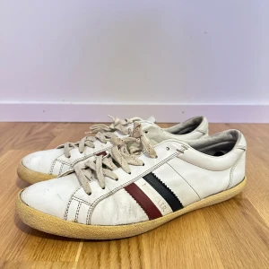 Moncler Skor - Extremt schyssta moncler skor i vit!| Skorna är i ok skick och kan ses som ett renoveringsprojekt !| Storlek 44| Tveka inte att skriva vid det minsta lilla💭!