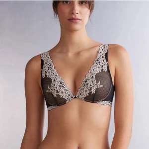 Marinblå spets-bh från intimissimi - Säljer min intimissimi bh i mörkblått då den är för liten för mig. Knappt använd, har en djup v-ringning och breda justerbara axelband. Storleken är 75C. Postas samma dag eller dagen efter den sålts. Vill bli av med den snabbt så öppen för prisförslag. nypris på hemsidan är 519kr