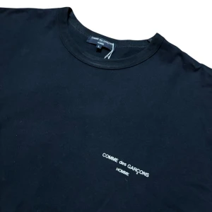  Comme des Garçons Homme - Snygg svart t-shirt från Comme des Garçons Homme. 