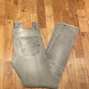 Scotch & Soda - Scotch & Soda jeans i W29 L32. Väldigt fint skick och de är slim fit modell, Ralston. 
