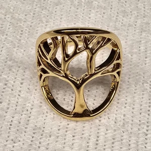 Guldfärgad ring med trädmotiv. Justerbar  - Elegant guldfärgad ring med ett utskuret trädmotiv. Ringen har en unik design som ger ett stilrent och naturinspirerat utseende. Perfekt för att ge en touch av natur till din stil. Guldpläterad.
