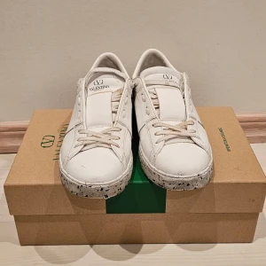 Valentino Garvani  - Säljer nu dessa vita Valentino Garvani skorna i mycket fint skick. Skorna är storlek  eu 42 och sitter fint, vid köp medföljer box.