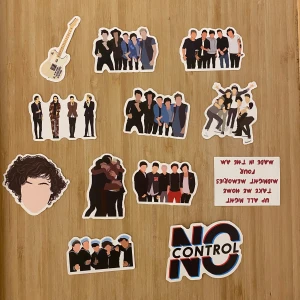 Klistermärken med One Direction  - Ett set med klistermärken med gruppen One Direction. Perfekt för att dekorera anteckningsböcker eller laptops.