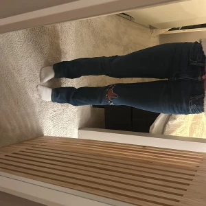 Blå jeans med bootcut - Snygga blå jeans med bootcut-stil och medel hög midja, eget hål, bra skick .