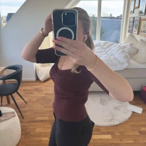 Vinröd ribbad topp från Atelier Rêve - Säljer en vinröd ribbad topp från Atelier Rêve. Toppen har en v ringning och trekvartsärmar, perfekt för både vardag och lite finare tillfällen. Använd fåtal gånger alltså väldigt bra skick