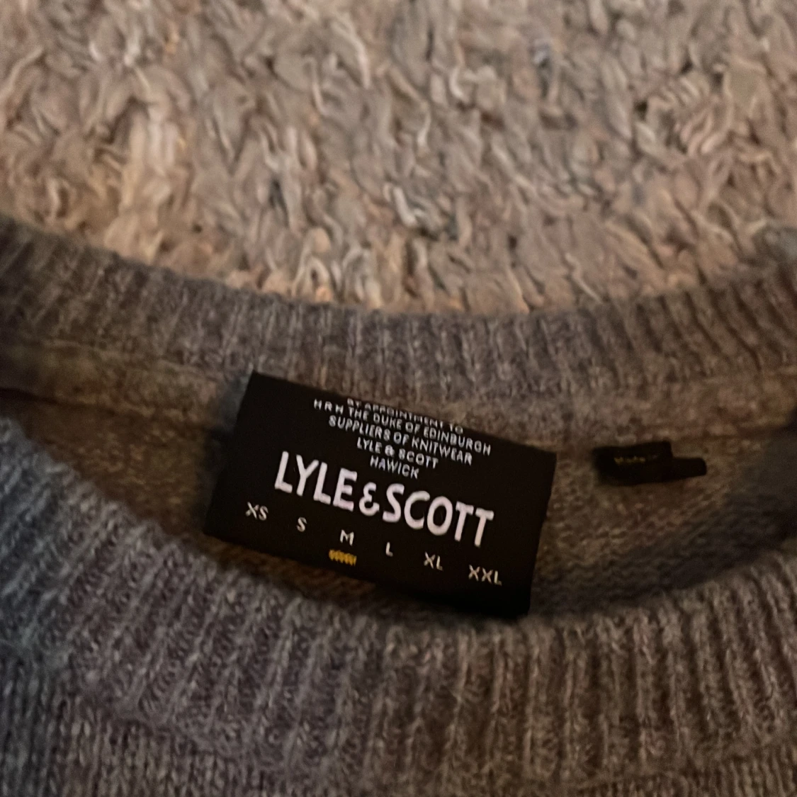 Grå knit från Lyle & Scott - 90