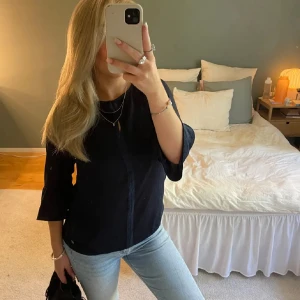 Blus med trekvartsärm - Super snygg svart blus med trekvartsärm som tyvärr inte används❣️