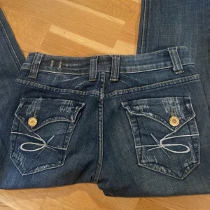 Lågmidjade jeans - Säljer ett par stiliga lågmidjade jeans i bra skick! Köpta på humana sekond hand i Göteborg !?! Storlek  S
