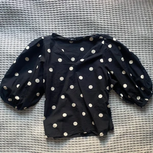 Prickig topp  - Svart prickig topp med puffärmar. Från Gina tricot i storlek M. Bra skick❤️‍🔥❤️‍🔥