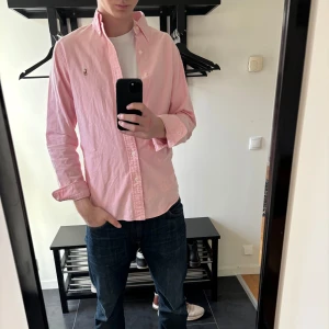 Rosa skjorta från Ralph Lauren - Säljer en stilren rosa skjorta från Ralph Lauren i slim fit. Den är så gott som ny!