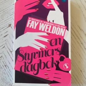 En styvmors dagbok - Fay Weldon - Boken 'En styvmors dagbok' av Fay Weldon handlar om Sappho, en ung manusförfattare som gifter sig med en äldre man. Genom dagboksanteckningar utforskas relationer och konsekvenser av hennes val. En berättelse fylld av humor och insikter.